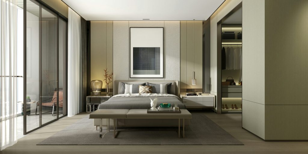 Habitación dormitorio con cama grande y walk-in closet